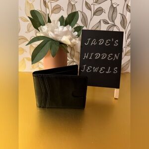 Vegan leather men’s wallet w/CC slots and money clip